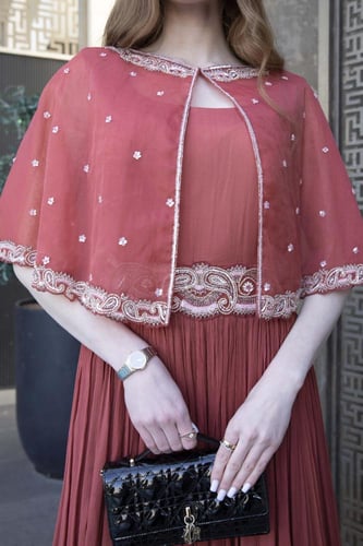 فستان مع كيب