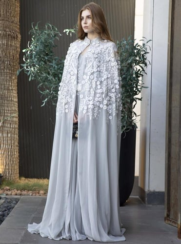 فستان مع كيب