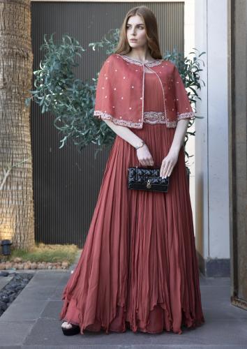 فستان مع كيب