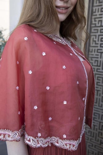 فستان مع كيب