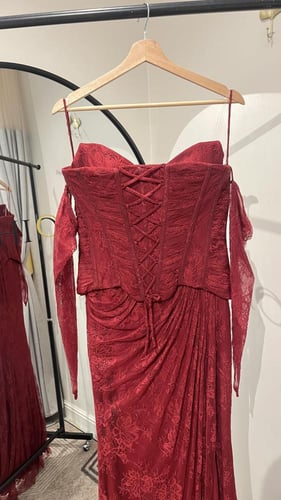 فستان أحمر دانتيل