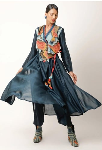 فستان كحلي بطبعه