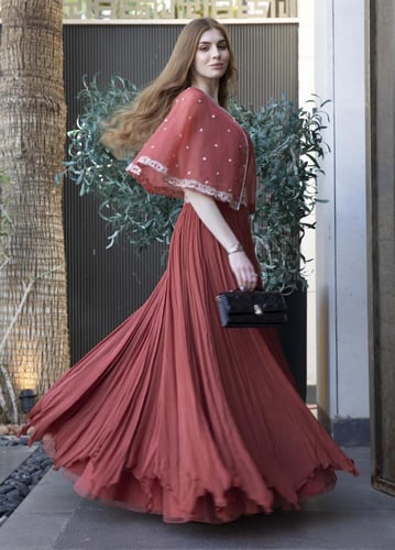 فستان مع كيب