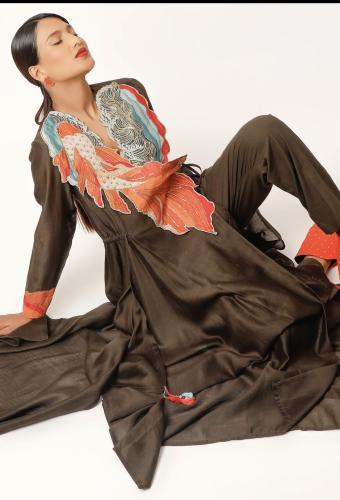 فستان بني بطبعه