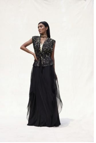 فستان مع فيست