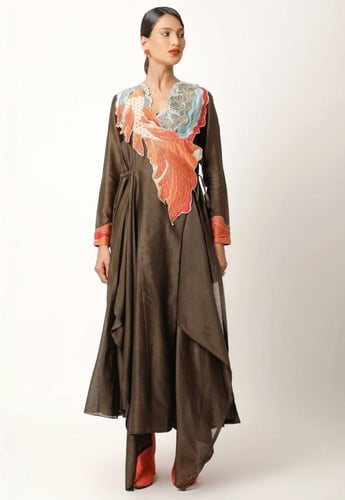 فستان بني بطبعه