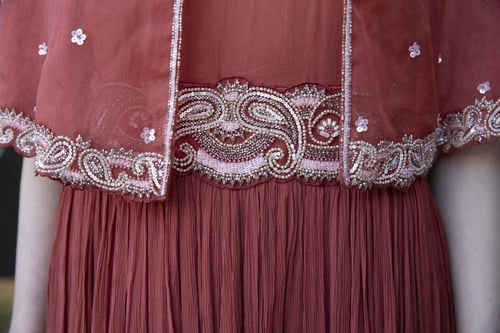 فستان مع كيب