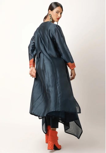 فستان كحلي بطبعه