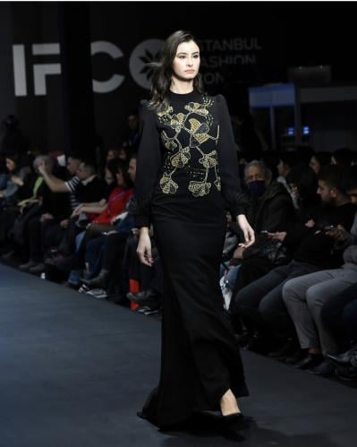 فستان كحلي مشكوك