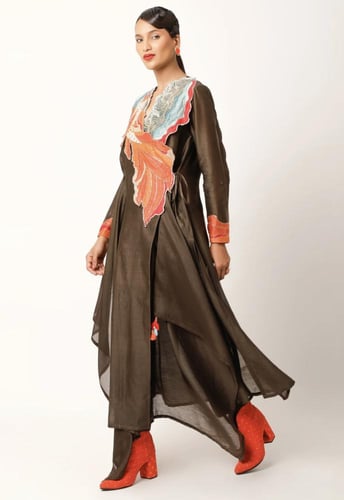 فستان بني بطبعه