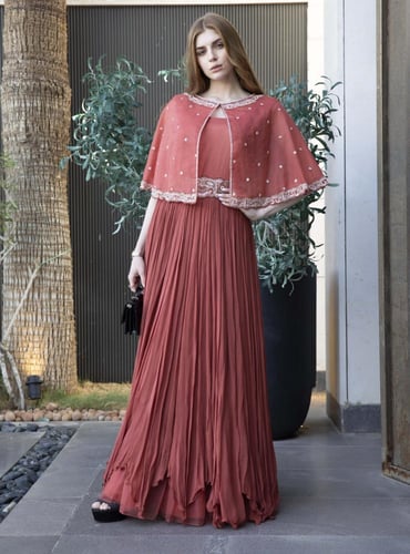 فستان مع كيب