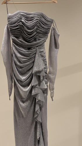 فستان فضي مع أكمام