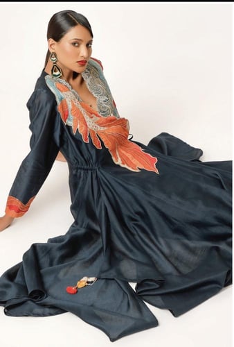 فستان كحلي بطبعه