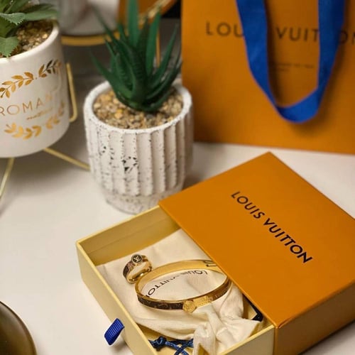 اسوارة وخاتم لويس فيتون