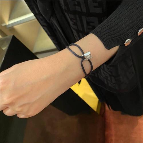 اسوارة لويس فيتون فضي