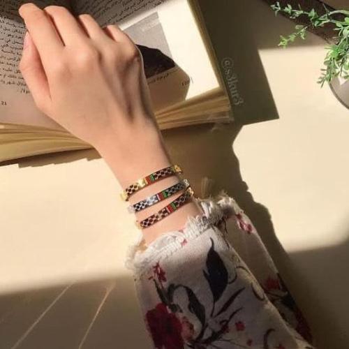 ثلاث اساور وثلاث خواتم عريض قوتشي