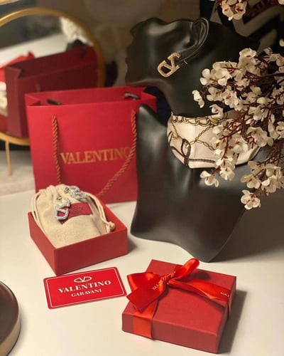 حلق فالنتينو وسط