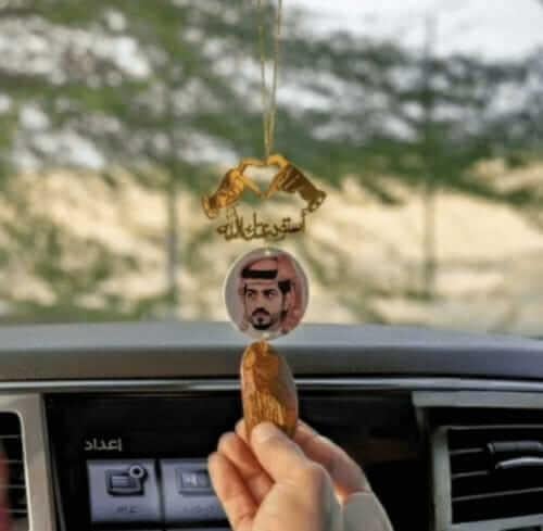 تعليقة سيارة بشكل يدين مع صورة حسب الطلب