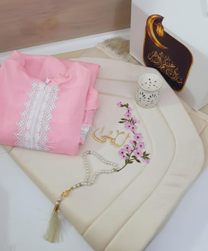 طقم صلاة "رُقي" المخصص بالاسم – قطعة فريدة لصلواتك