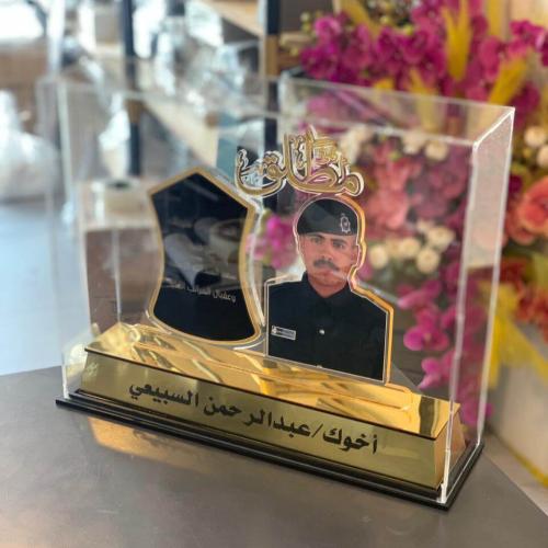 درع أكريلك حسب الطلب - تصميم فاخر لتكريم مميز