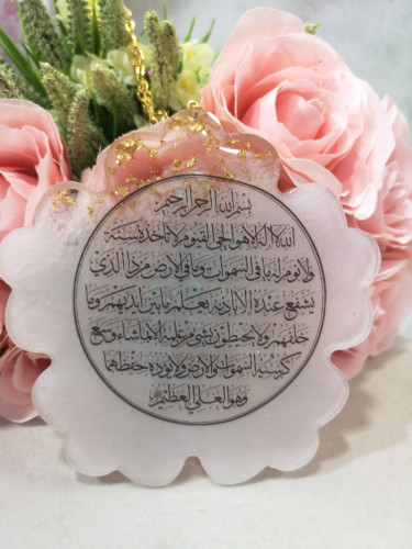 تعليقه للسياره مع كتابه الاسم