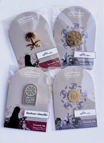 دبوس معدني يوم التأسيس.