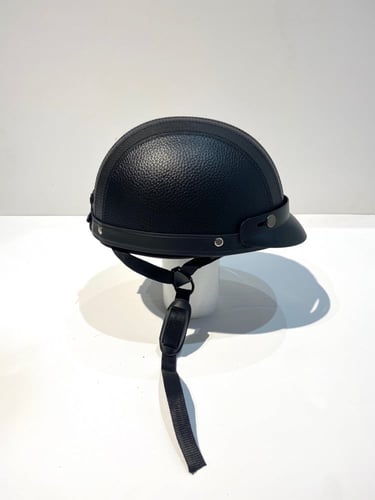 خوذة جلد تصميم انيق