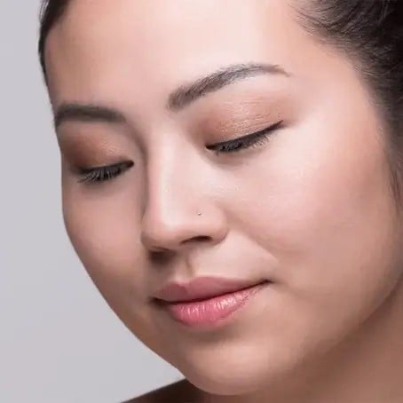 كحل لونغ لاستيغ يدوم طويلا بلون اسود قاتم Nr-01