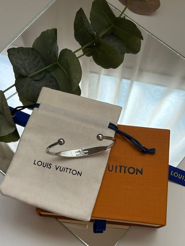 اسورة Louis Vuitton