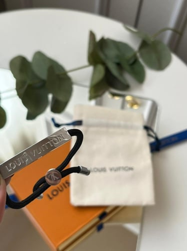 اسورة Louis Vuitton