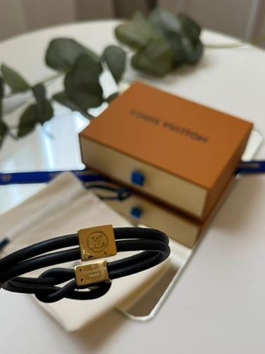 اسورة Louis Vuitton