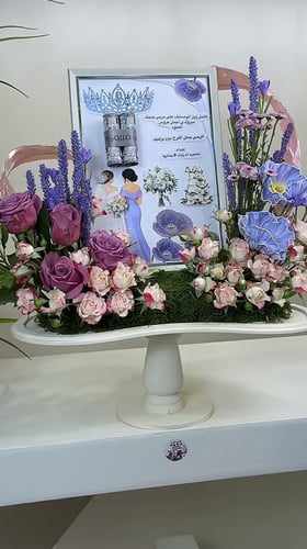 تنسيق ورد لعروسه وأمها