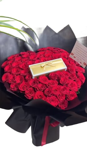 بوكيه ورد طبيعي على شكل قلب