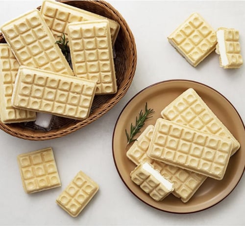 آيسكريم من لوتي مزيج من الوافل اللذيذ والفانيليا ا...