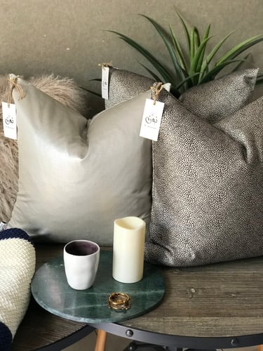 غطاء وسادة إيلين منقط أسود