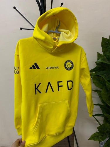 بلوفر شتوي بشعار النصر الجديد