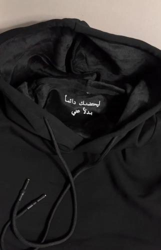 هودي أسود بعبارة عربية مؤثرة – ستايل بسيط بمعنى عم...