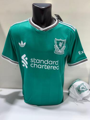 تيشيرت ليفربول الأخضر بتصميم رياضي أنيق