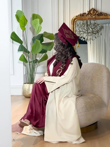 عباية تخرج أنيقة مع وشاح تخرج لون بورغندي2026