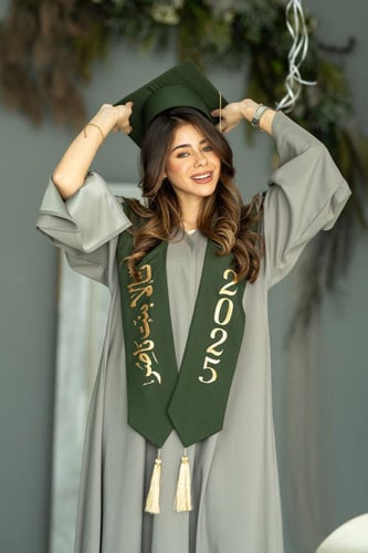 تفصيل عباية تخرج لون زيتي فاتح