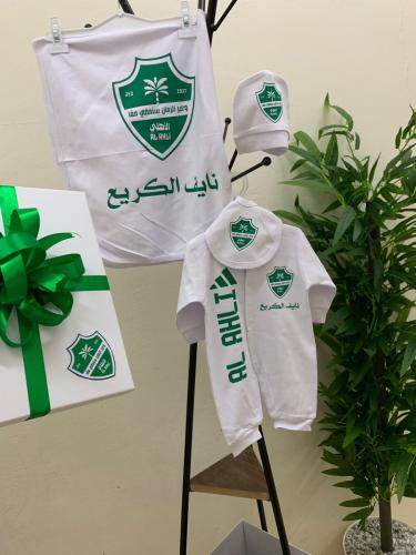 طقم افرول مواليد بشعار نادي الاهلي الجديد