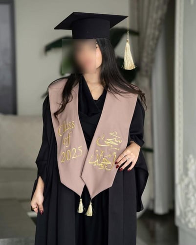 عبايات تخرج 2025 بتصميم فاخر وجودة عالية