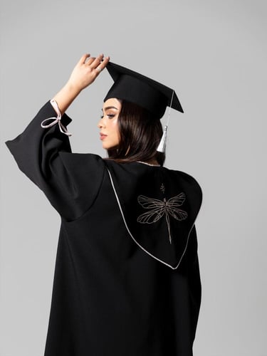 عباية تخرج سوداء مع وشاح مطرّز وقبعة تخرج
