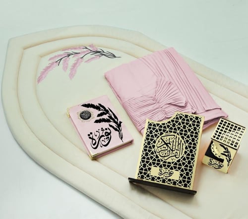 طقم هدية رمضانية فاخر مع مصحف وسجادة صلاة باسم حسب...