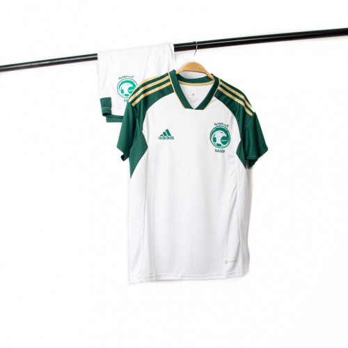 طقم المنتخب السعودي الجديد لون أبيض تيشيرت مع شورت...