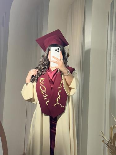 عباية تخرج أنيقة مع وشاح تخرج لون بورغندي2026