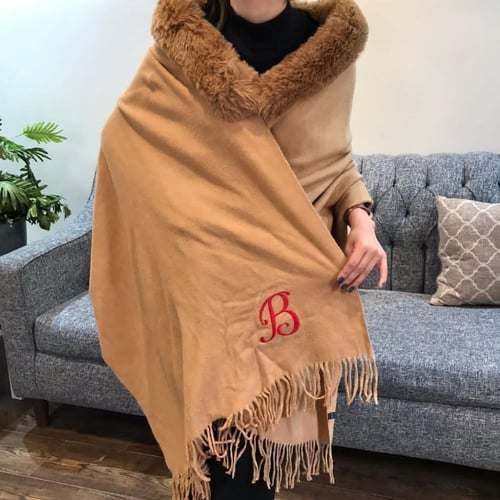 شال نسائي شتوي فرو مع تطريز الاسم حسب الطلب