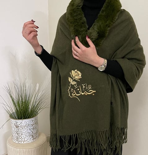 وشاح شتوي فرو مع تطريز الاسم حسب الطلب