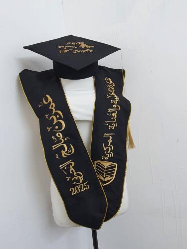 أجمل وشاحات تخرج لون أسود مع تطريز شعار الجامعة