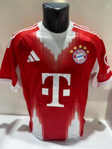 قميص نادي بايرن ميونخ الأحمر – تصميم رياضي مميز لع...